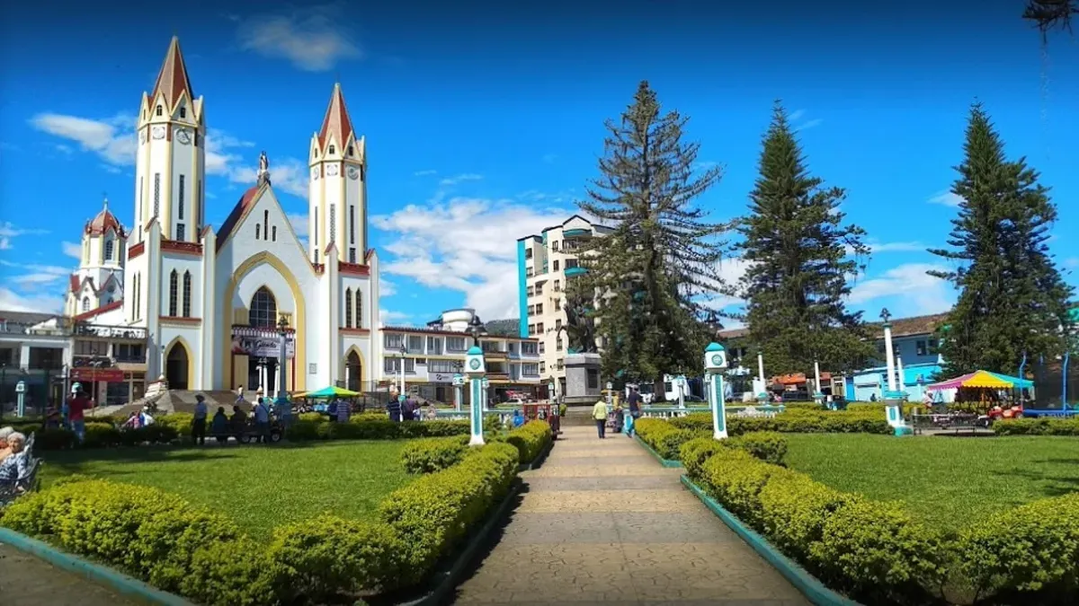 Parque principal de Santa Rosa de Cabal con la iglesia Nuestra Señora de las Victorias